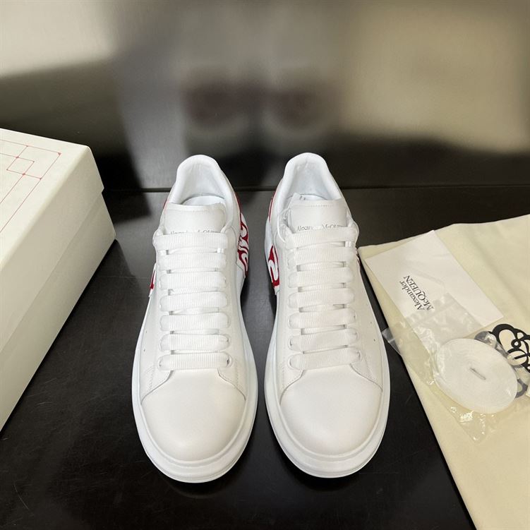 ALEXANDER MCQUEEN OVERSIZED LOGO-PATCH SNEAKERS - M057