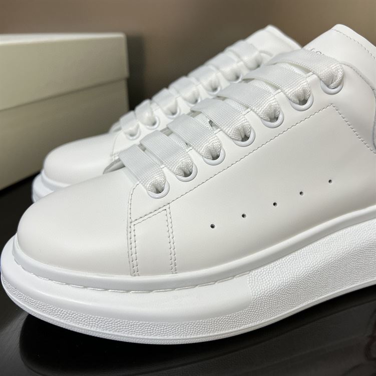 ALEXANDER MCQUEEN OVERSIZED LOGO-PATCH SNEAKERS - M057