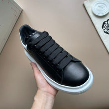 ALEXANDER MCQUEEN OVERSIZED SNEAKER IN BLACK WHITE - M005