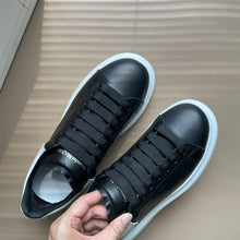 ALEXANDER MCQUEEN OVERSIZED SNEAKER IN BLACK WHITE - M005