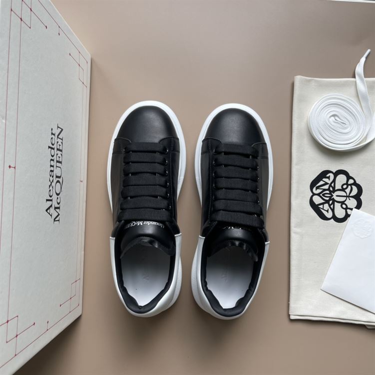 ALEXANDER MCQUEEN OVERSIZED SNEAKER IN BLACK WHITE - M005