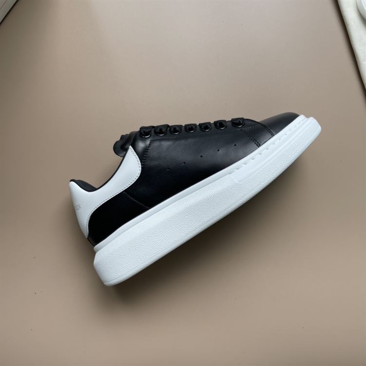 ALEXANDER MCQUEEN OVERSIZED SNEAKER IN BLACK WHITE - M005