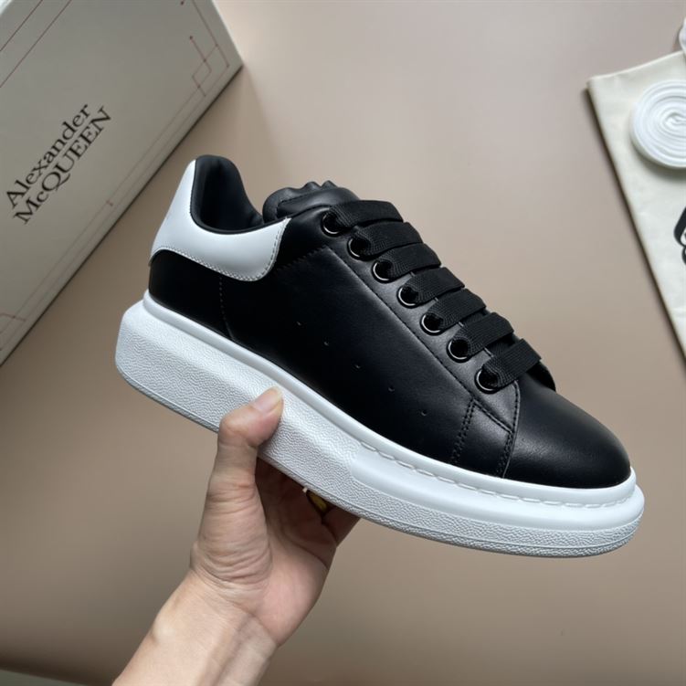 ALEXANDER MCQUEEN OVERSIZED SNEAKER IN BLACK WHITE - M005