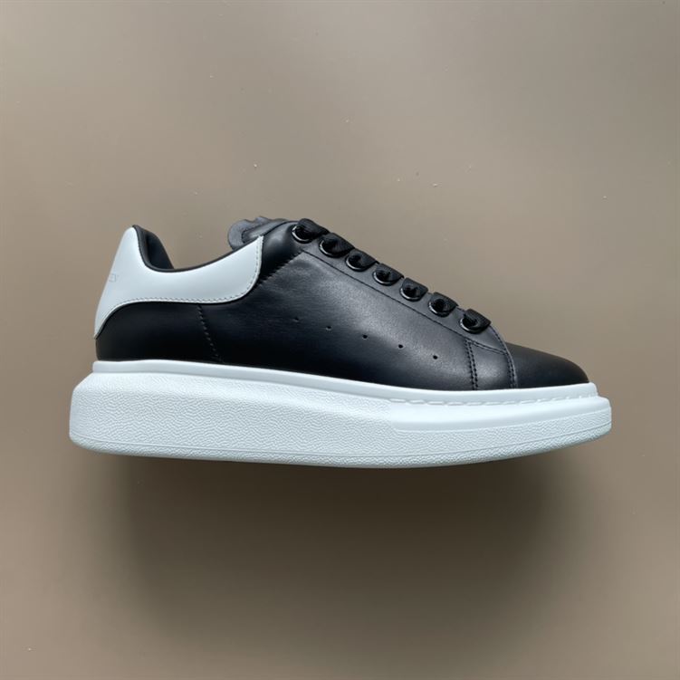 ALEXANDER MCQUEEN OVERSIZED SNEAKER IN BLACK WHITE - M005