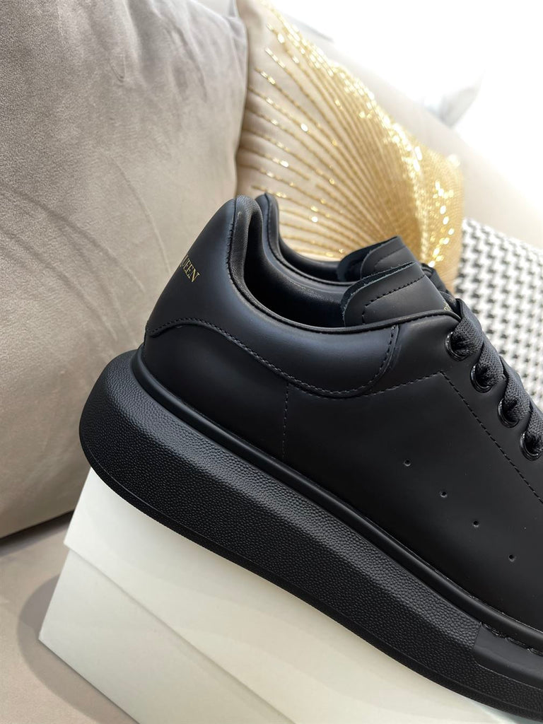 ALEXANDER MCQUEEN OVERSIZED SNEAKER IN BLACK - M001