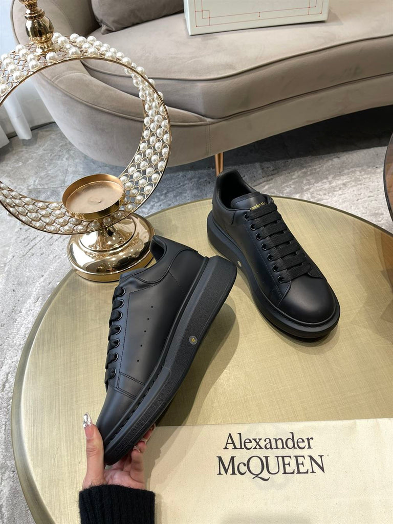 ALEXANDER MCQUEEN OVERSIZED SNEAKER IN BLACK - M001