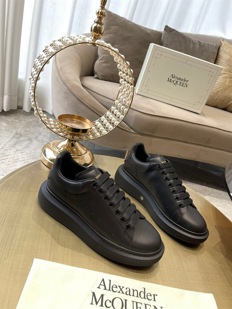 ALEXANDER MCQUEEN OVERSIZED SNEAKER IN BLACK - M001