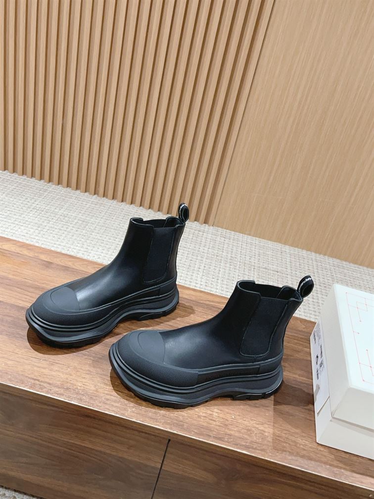 ALEXANDER MCQUEEN TREAD SLICK CHELSEA BOOTS - M055