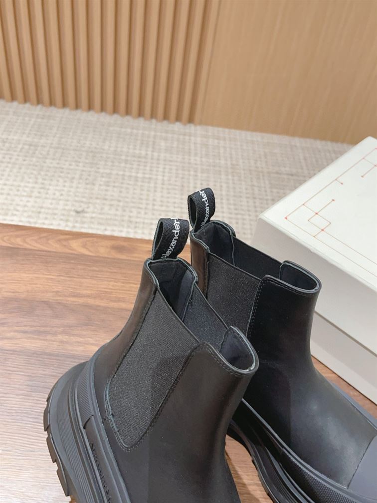 ALEXANDER MCQUEEN TREAD SLICK CHELSEA BOOTS - M055