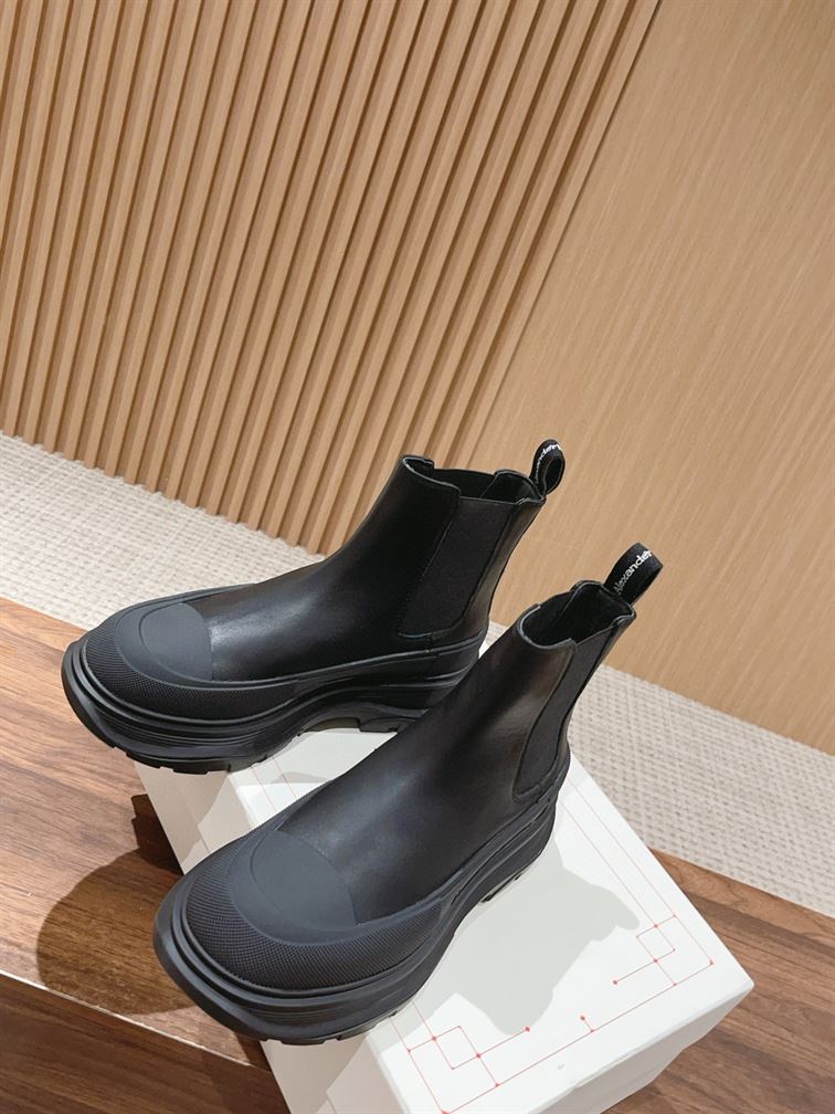 ALEXANDER MCQUEEN TREAD SLICK CHELSEA BOOTS - M055