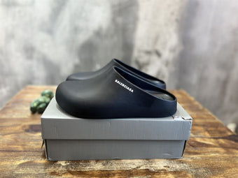 BALENCIAGA BLACK POOL SLIDE CLOGS - E027