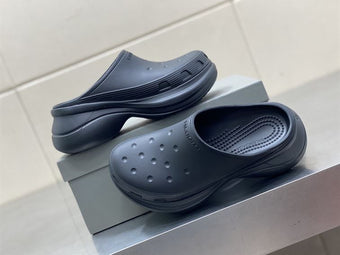 BALENCIAGA CROCS MULE IN BLACK - E020