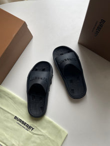 BURBERRY BUCKLOW SLIDES BLACK - U009