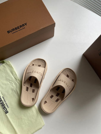 BURBERRY BUCKLOW SLIDES BLACK - U010