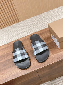 BURBERRY CHECK SLIDES - U014