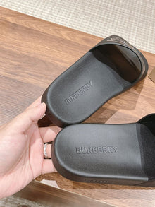 BURBERRY CHECK SLIDES - U015