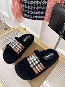 BURBERRY FUR SLIDES - U016