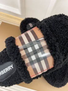 BURBERRY FUR SLIDES - U016