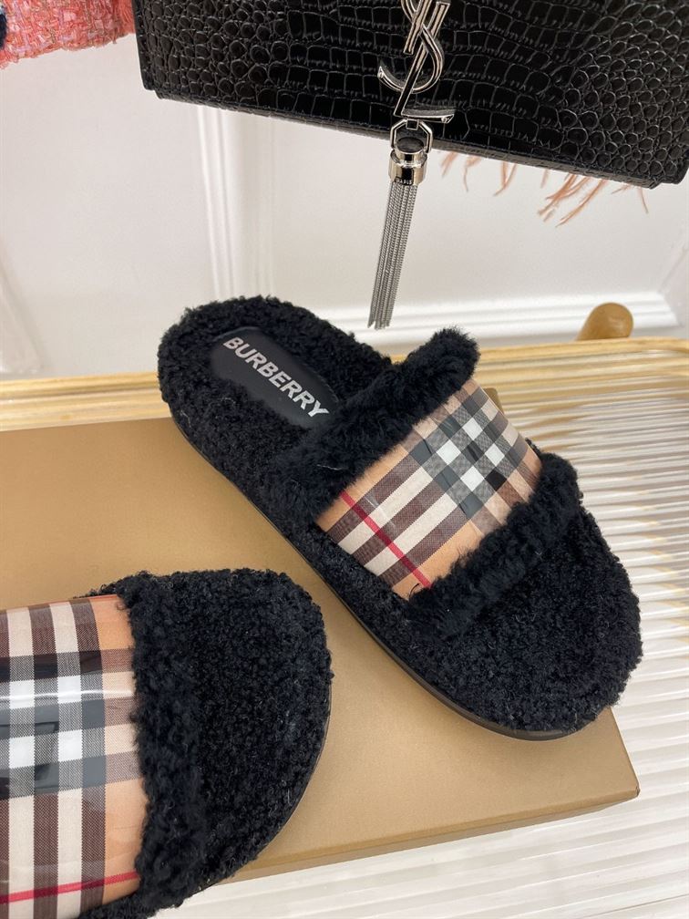 BURBERRY FUR SLIDES - U016