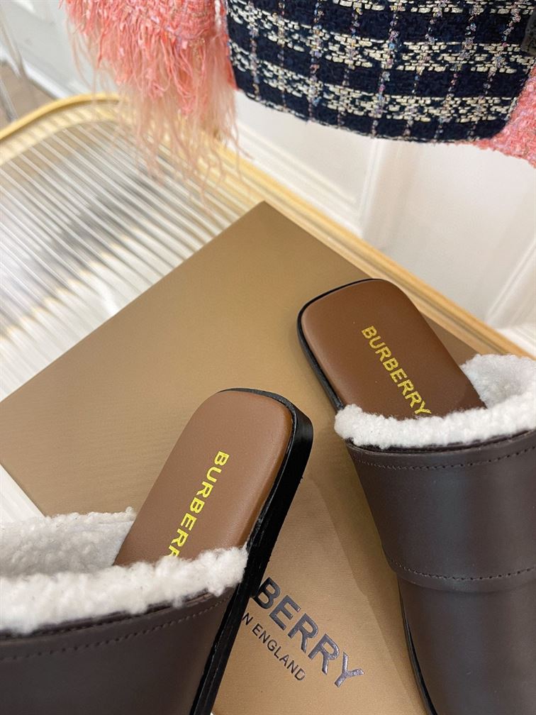 BURBERRY MONOGRAM DETAIL SHEARLING-LINED LEATHER MULES - U021