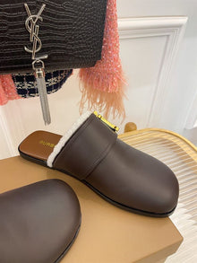 BURBERRY MONOGRAM DETAIL SHEARLING-LINED LEATHER MULES - U021