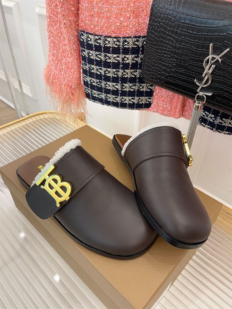 BURBERRY MONOGRAM DETAIL SHEARLING-LINED LEATHER MULES - U021