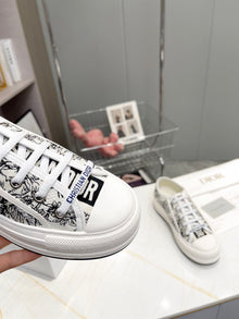 DIOR WALKNDIOR PLATFORM SNEAKER EMBROIDERED COTTON TOILE DE JOUY VOYAGE - I096