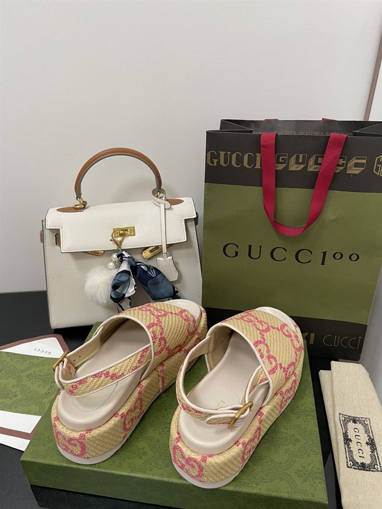 GUCCI MONOGRAM PLATFORM ROUND TOE RUBBER SOLE - Q079