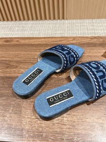 GUCCI SLIDE SANDAL WITH GUCCI SCRIPT - Q010