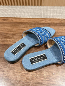 GUCCI SLIDE SANDAL WITH GUCCI SCRIPT - Q011