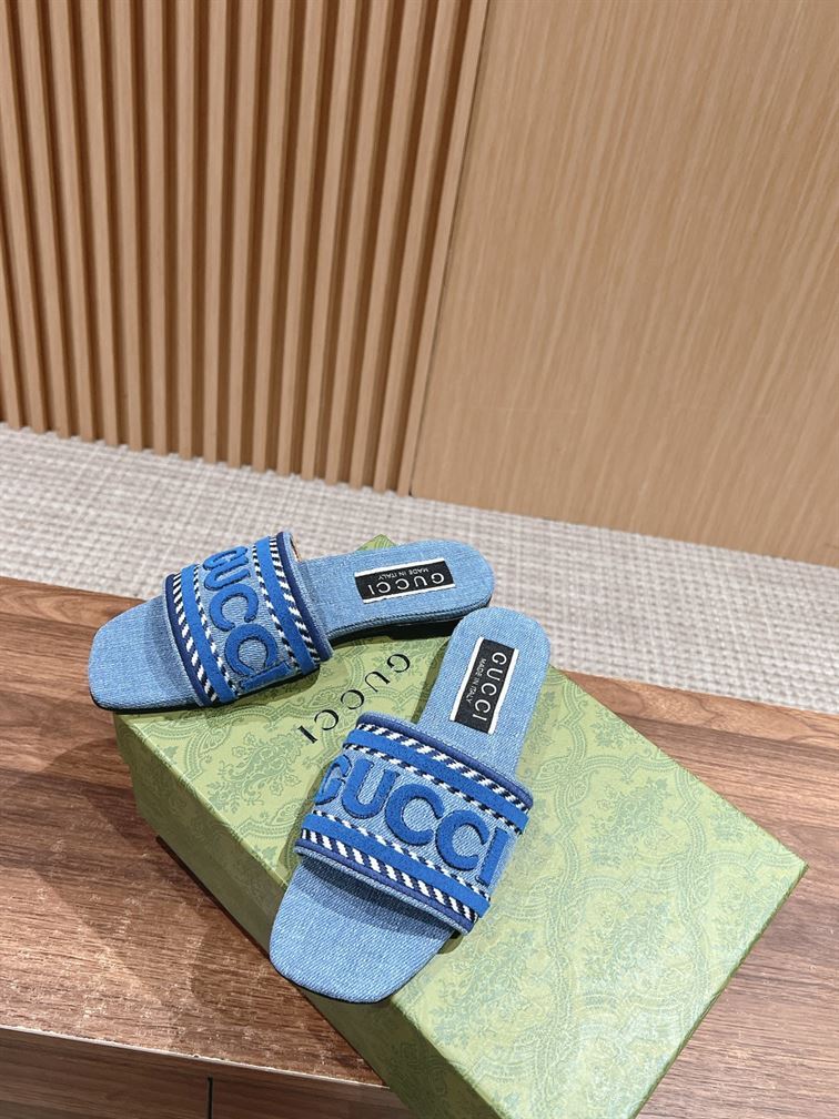 GUCCI SLIDE SANDAL WITH GUCCI SCRIPT - Q011