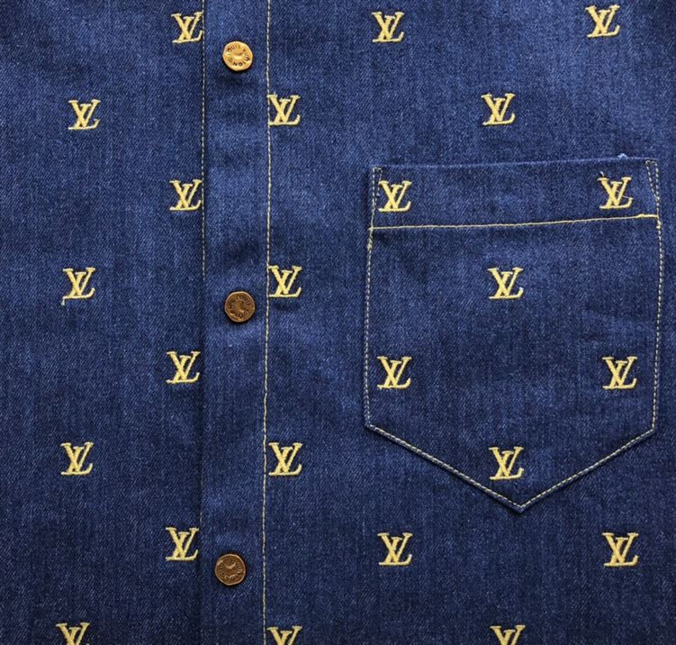 LOUIS VUITTON EMBROIDERED SIGNATURE SHORT-SLEEVED DENIM SHIRT - V048