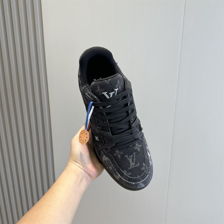 LOUIS VUITTON LV TRAINER SNEAKER - L079