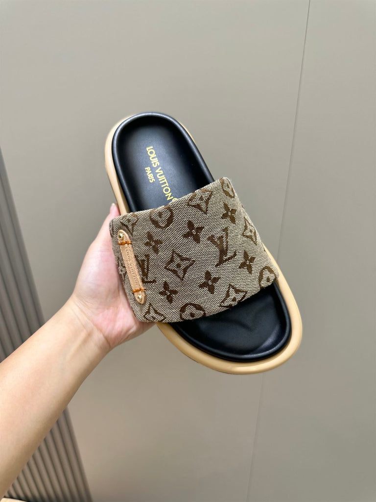 LOUIS VUITTON POOL PILLOW FLAT COMFORT MULE - S054