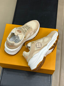 LOUIS VUITTON RUN 55 SNEAKER BEIGE - L112