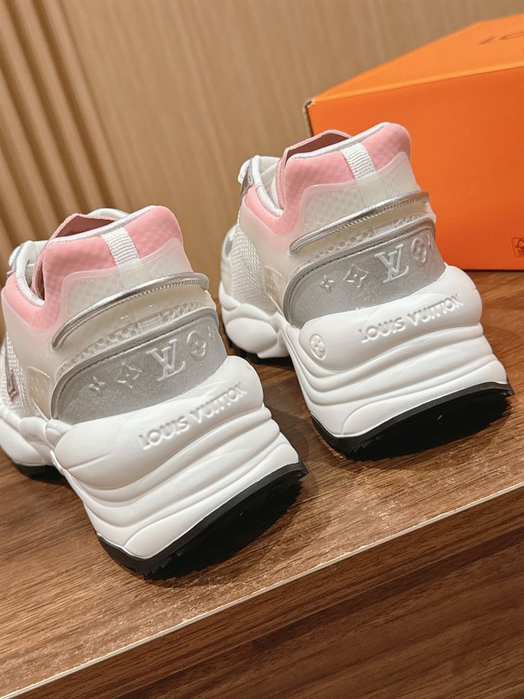 LOUIS VUITTON RUN 55 SNEAKER PINK - L116