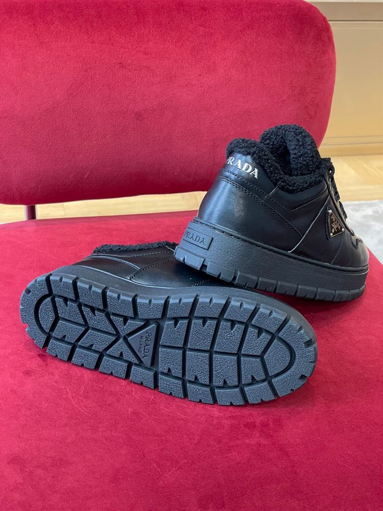 PRADA BLACK LEATHER AND SHEARLING SNEAKERS - P060