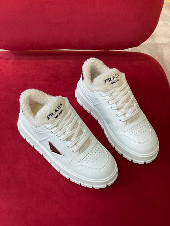 PRADA WHITE LEATHER AND SHEARLING SNEAKERS - P061