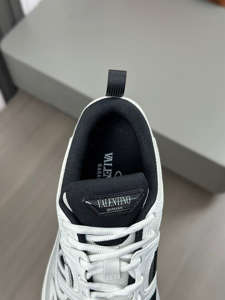 VALENTINO VLOGO EASYJOG LOW-TOP SNEAKER IN CALFSKIN AND FABRIC - TM001