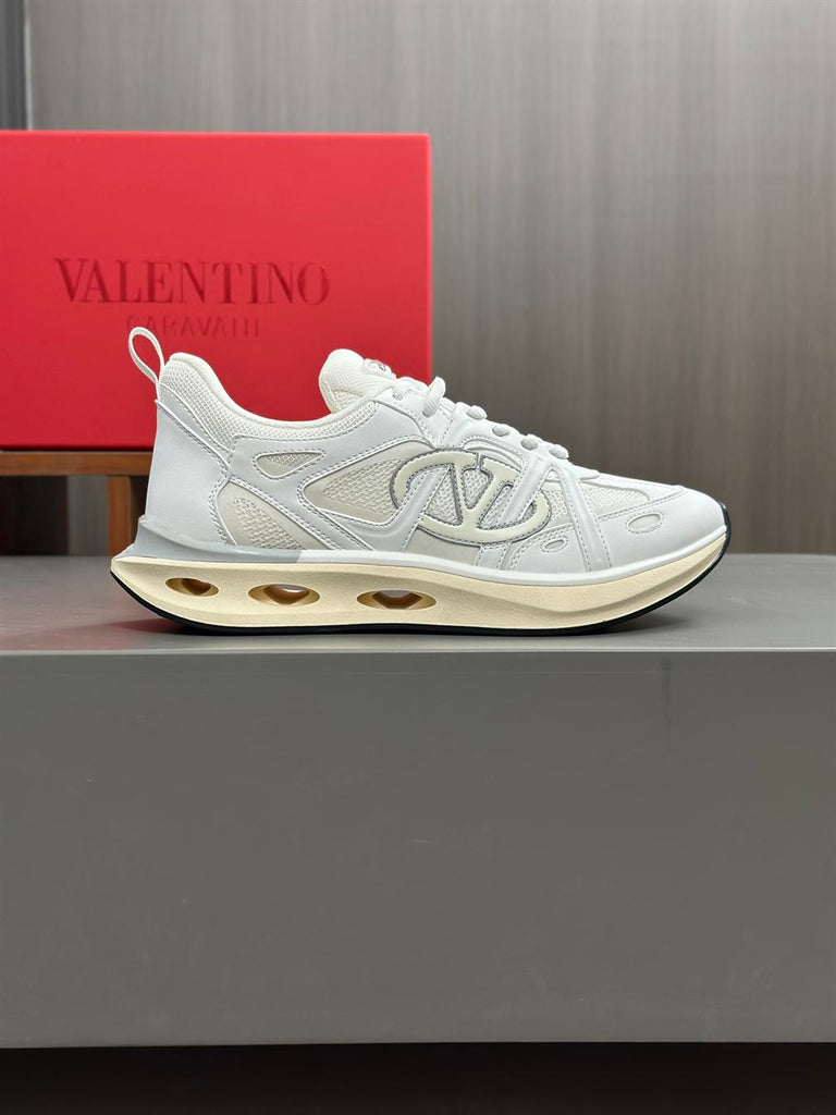 VALENTINO VLOGO EASYJOG LOW-TOP SNEAKER IN CALFSKIN AND FABRIC - TM002