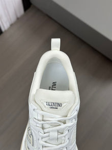 VALENTINO VLOGO EASYJOG LOW-TOP SNEAKER IN CALFSKIN AND FABRIC - TM002