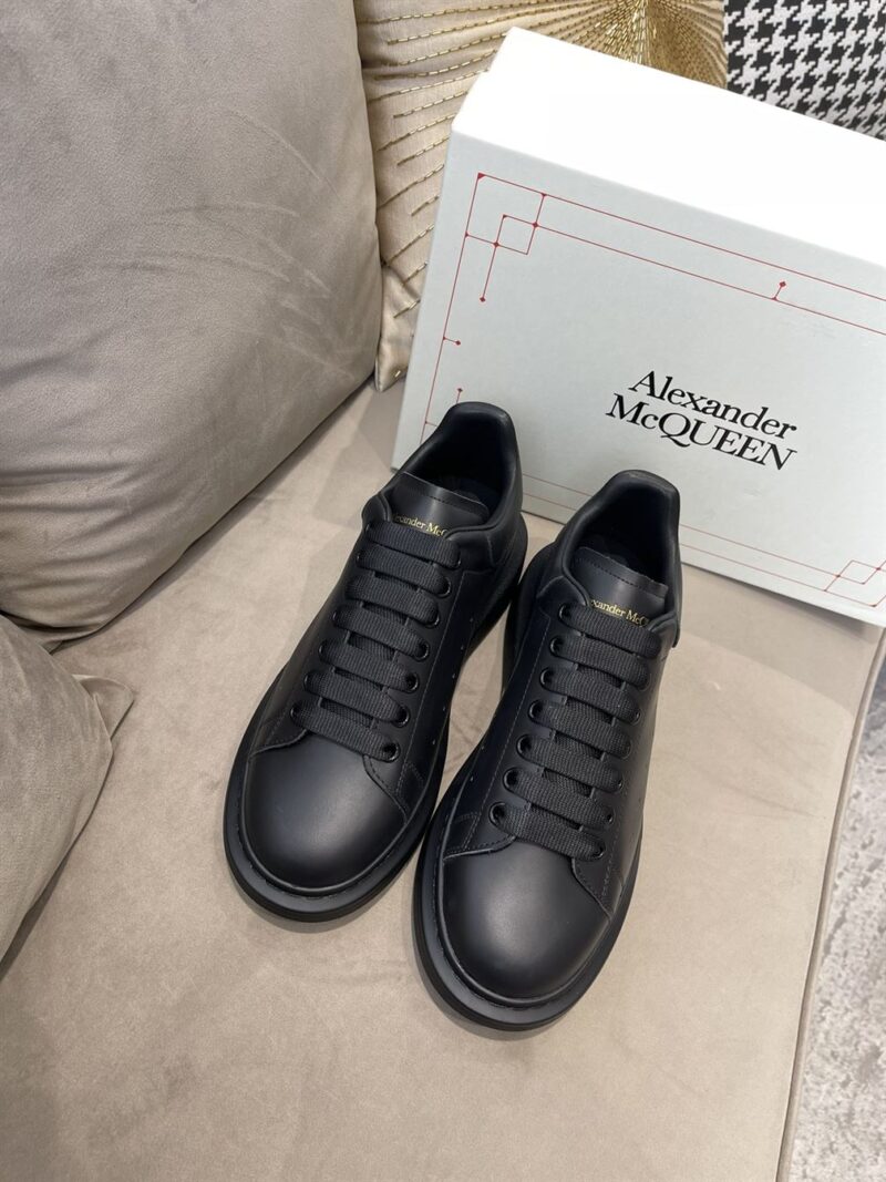 ALEXANDER MCQUEEN OVERSIZED SNEAKER IN BLACK - M001