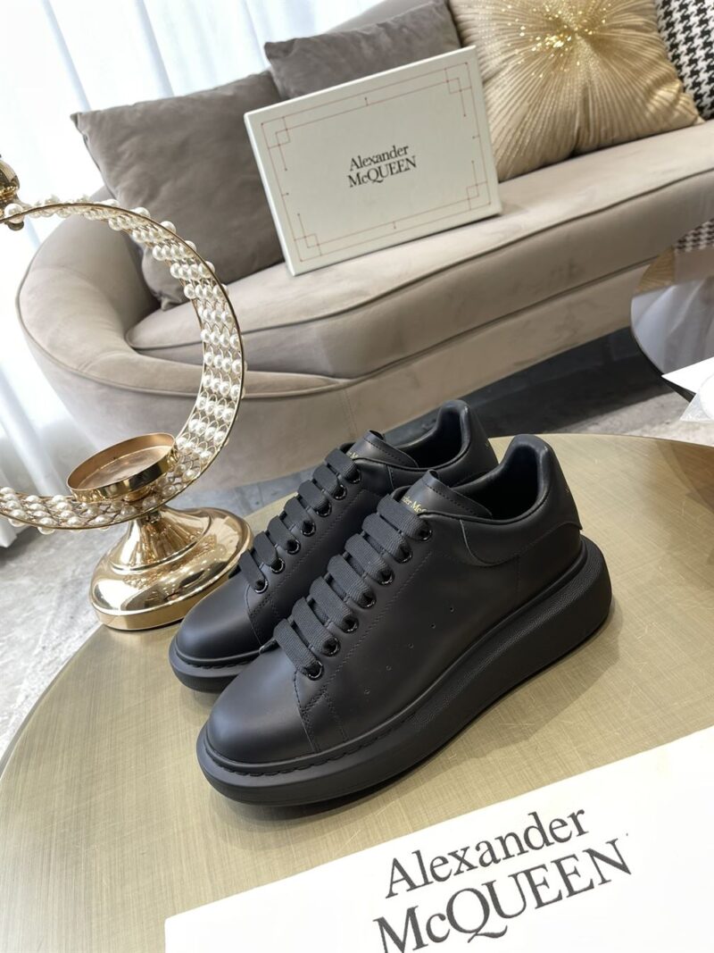 ALEXANDER MCQUEEN OVERSIZED SNEAKER IN BLACK - M001