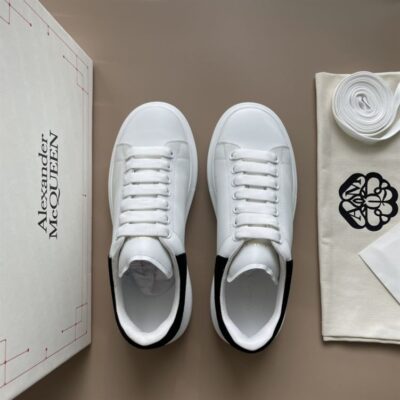 ALEXANDER MCQUEEN OVERSIZED SNEAKER IN WHITE BLACK - M003