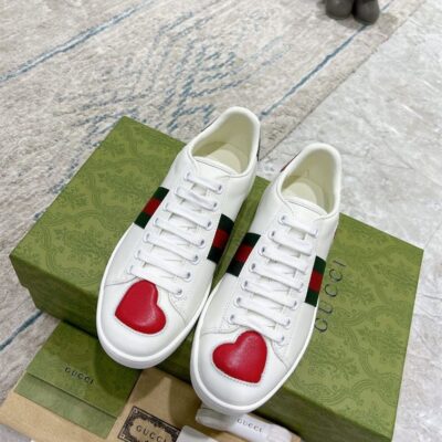 GUCCI ACE EMBROIDERED HEARTS SNEAKER - G156