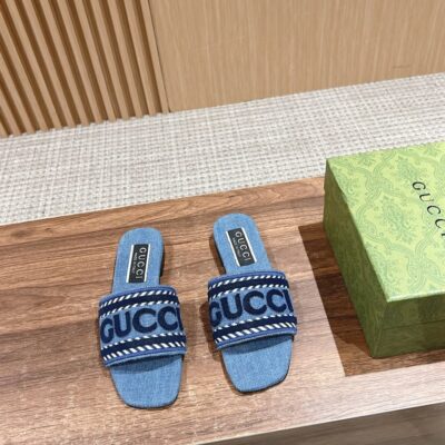 GUCCI SLIDE SANDAL WITH GUCCI SCRIPT - Q010