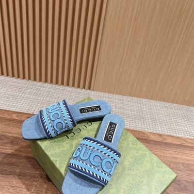 GUCCI SLIDE SANDAL WITH GUCCI SCRIPT - Q012