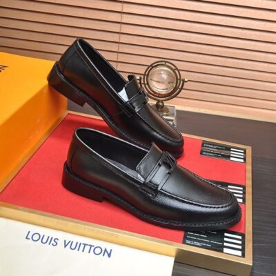 LOUIS VUITTON MAJOR LOAFER - T105