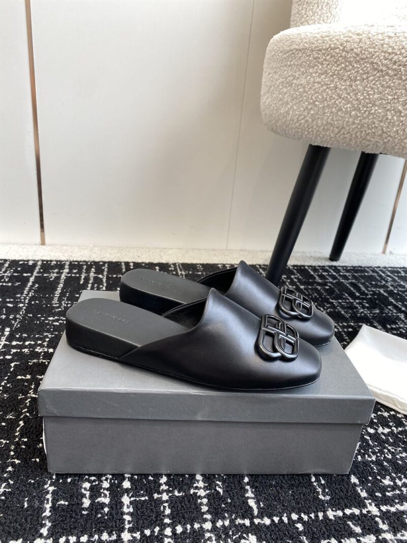 BALENCIAGA COSY BB LOGO MULES IN BLACK - E008