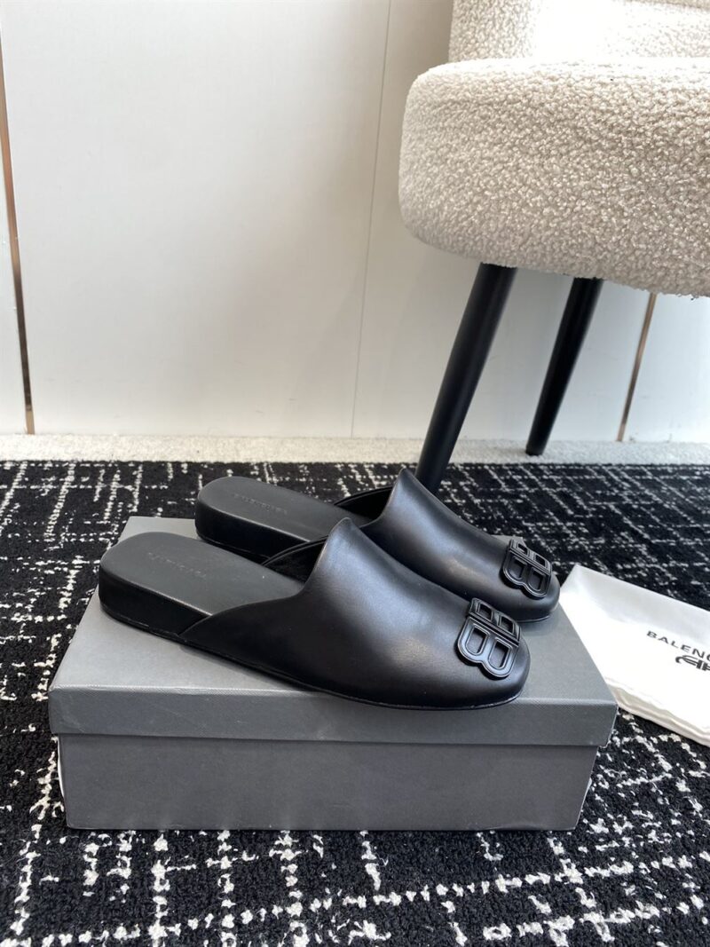 BALENCIAGA COSY BB LOGO MULES IN BLACK - E009